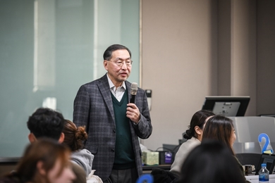 학생들에게 당부의 말씀을 전하는 권희민 자문위원