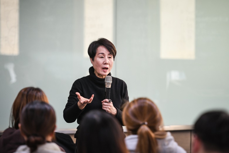 학생들에게 열띤 강의를 전하는 강사